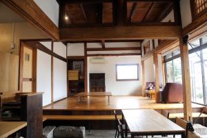 een woonkamer met houten vloeren en een tafel bij 小宿　福右衛門邸 in Kagoshima