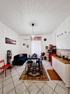 una cucina e un soggiorno con tavolo di Casa Imma a Napoli