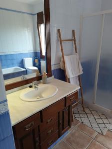 ein Bad mit einem Waschbecken und einem Spiegel in der Unterkunft casa sierrecilla in Fuente de Piedra