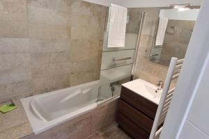 Koupelna v ubytování Appartement porto pollo100 m plage