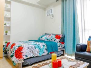 um quarto com uma cama e uma mesa com velas em Jhezzstuffs staycation em Iloilo