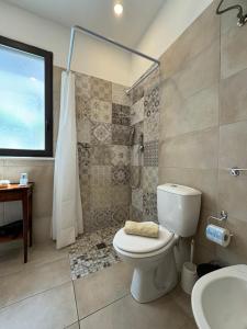 La salle de bains est pourvue de toilettes, d'une douche et d'un lavabo. dans l'établissement Casa Vacanze Villa Angelina, à Giardini Naxos