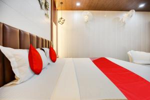 昌迪加爾的住宿－OYO Little cozy cottage，一间卧室配有红色和白色枕头的床