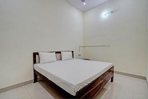 Ein Bett oder Betten in einem Zimmer der Unterkunft OYO Diamond Guest House