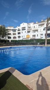 una gran piscina frente a un edificio en La Torre Golf Resort, en Torre-Pacheco