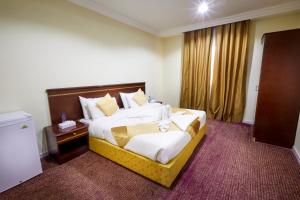 een hotelkamer met een groot bed en een raam bij Hotel Apartments in Mekka