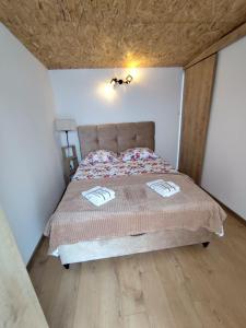 una camera da letto con un letto e due asciugamani di Apartment Sorelle a Utjeha
