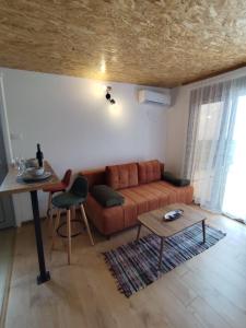 salon z kanapą i stołem w obiekcie Apartment Sorelle w mieście Utjeha +37 zdjęć
