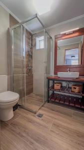 Et badeværelse på Spyros Stone Apartment