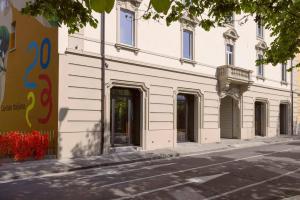 un edificio bianco sul lato di una strada di AR Suites&Art a Bergamo
