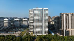 廣州的住宿－香蕉S设计酒店(广州萝岗科学城店)，一座高大的城市建筑,有许多建筑