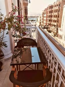 einen Tisch und Stühle auf einem Balkon mit Aussicht in der Unterkunft Alam B&B Luxor in Luxor