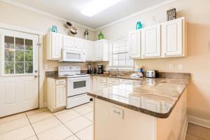 Køkken eller tekøkken på Orange Beach Villas - Allure