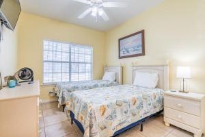 オレンジビーチにあるOrange Beach Villas - Serendipityのベッド2台と窓のある寝室 +27枚の写真