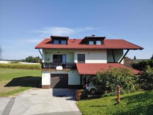 een huis met een rood dak en een garage bij Dragon's Lair in Celje