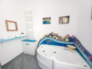 un bagno con una grande vasca bianca in una stanza di Villa Mondello Jacuzzi Room e Terraces Room a Mondello