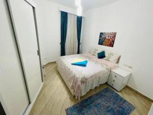 Postel nebo postele na pokoji v ubytování Velký apartmán 50 m od pláže - Sahl Hasheesh Hurghada resort Andalusie + 7 fotografií