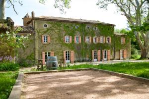 Vonkajšia záhrada v ubytovaní Château de Sienne proche Avignon Orange 7 Chambres Piscine Rivière