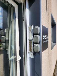 een gevel van een gebouw met betaalmeters erop bij Joli Studio équipé et neuf ! Tout confort in Saint-Martin-dʼHères