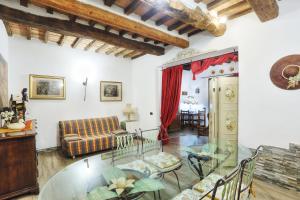 - un salon avec une table en verre et un canapé dans l'établissement La Suite Toscana, à Certaldo