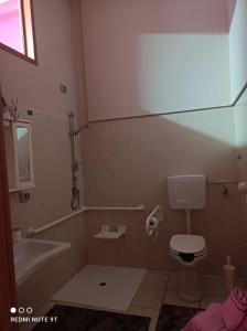 uma casa de banho com um WC e uma banheira em Casa Tabor em Ariano Irpino
