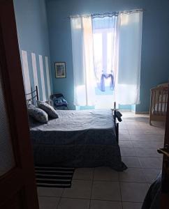 um quarto com uma cama e uma janela em Casa Tabor em Ariano Irpino