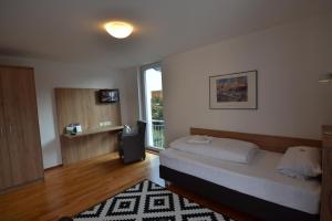 um pequeno quarto com uma cama e uma janela em Weinhaus Steppe Hotel 3***Superior und Weinstube em Waldbronn