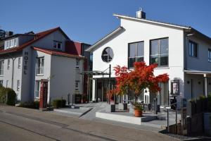 uma fila de edifícios brancos numa rua em Weinhaus Steppe Hotel 3***Superior und Weinstube em Waldbronn