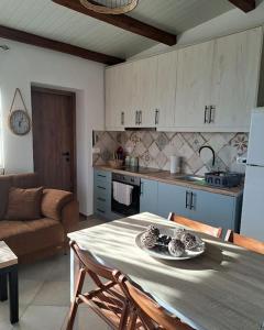 - une cuisine avec une table et une plaque de cuisson dans l'établissement Ηλιοβασίλεμα, à Chios