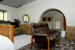 KersbrookThe Studio at Meadowbrook的带厨房的房间里有一把棕色皮椅