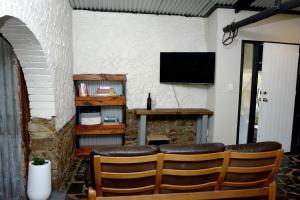 KersbrookThe Studio at Meadowbrook的一间设有椅子和墙上电视的房间