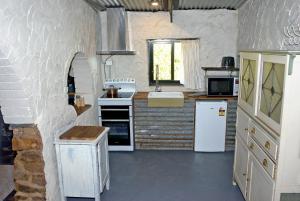 een keuken met een fornuis en een koelkast bij The Studio at Meadowbrook in Kersbrook