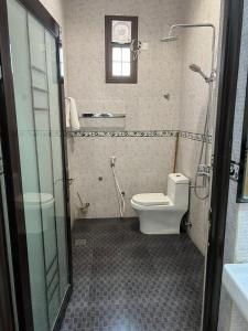 ein kleines Bad mit einem WC und einer Dusche in der Unterkunft فيو بلس للشقق الفندقية in Chamis Muschait