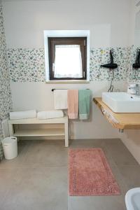 Koupelna v ubytování AgriBio Villa Ribes