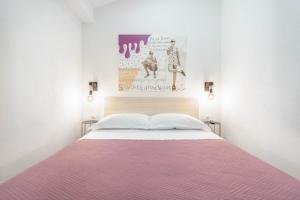 a bedroom with a bed with a pink blanket at Apartman L&L in Makarska