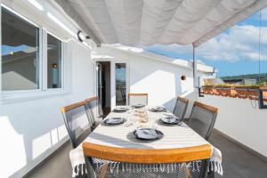 a dining table on the balcony of a house at Apartman L&L in Makarska