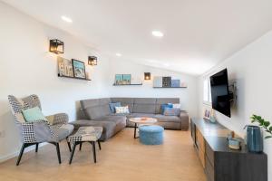 a living room with a couch and a tv at Apartman L&L in Makarska