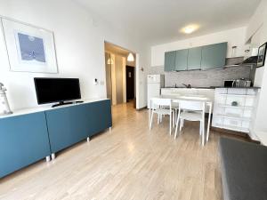 a kitchen and dining room with a table and chairs at Appartamento Warner in Grado