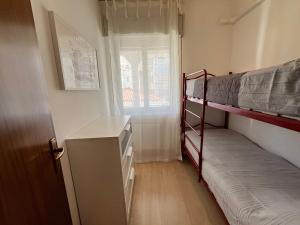 1 dormitorio con litera y ventana en Appartamento Warner en Grado