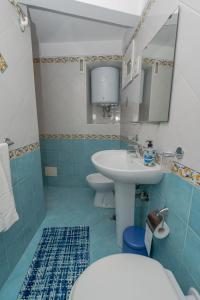 ein Bad mit einem Waschbecken und einem WC in der Unterkunft Little House in Minori