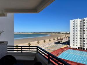 un apartamento en condominio con vistas a la playa desde el balcón en Vigalpe Valdelagrana 10, en El Puerto de Santa María