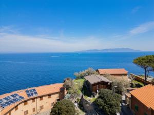 z góry widok na dom i ocean w obiekcie Hotel Da Ruggero w mieście Giglio Porto