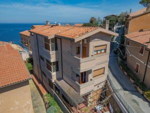 an aerial view of a building with a roof at Hotel Da Ruggero in Giglio Porto