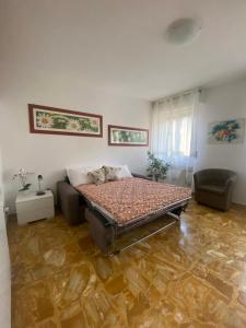een slaapkamer met een bed en een bank bij Sole , Neve e Relax in Clusone