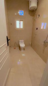 La salle de bains est pourvue de toilettes, d'une douche et d'une fenêtre. dans l'établissement فندق منيف بن طالب, à Khamis Mushait