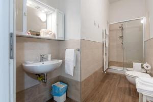 フィレンツェにあるIl Dolce Stil Novoのバスルーム(洗面台、トイレ、シャワー付)