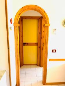 uma entrada para um quarto com uma porta amarela em Al centro di tutto em Campomarino