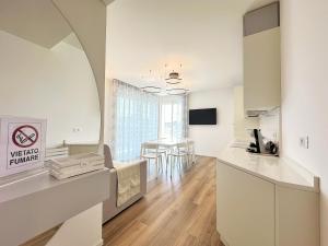 cocina abierta y sala de estar con comedor en Magica Immobiliare - Res. Medusa 15, en Lido di Jesolo