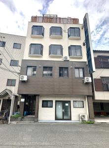 un edificio alto con ventanas laterales en GEGE house 201室, en Osaka