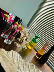 uma mesa coberta com copos e garrafas de vinho em HOME Hertford em Hertford